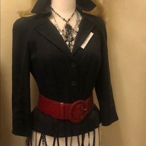 Black tapered slimming blazer.